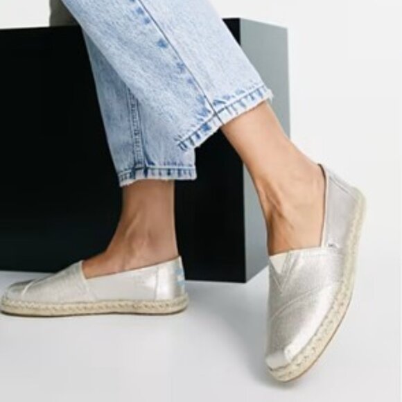 Toms  womens white mesh and silver espadrille flats size 5.5 - Picture 1 of 8